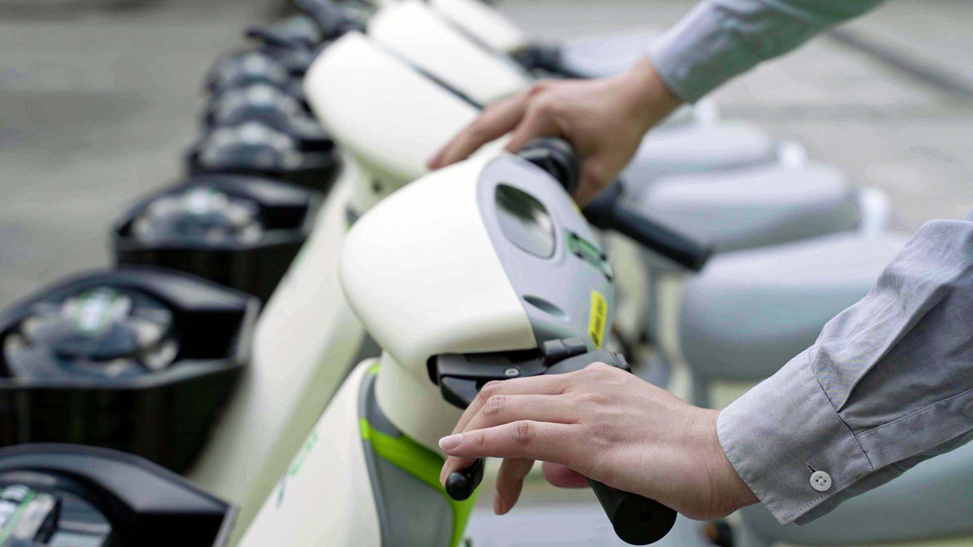 騎共享電動(dòng)車注意觀察電量 騎共享電動(dòng)車注意觀察電量